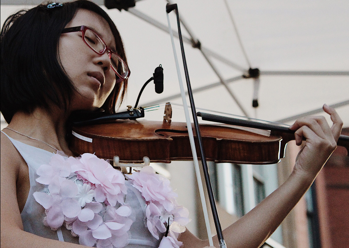 Image of Jeune femme adulte avec violon, Chicago, Illinois, États